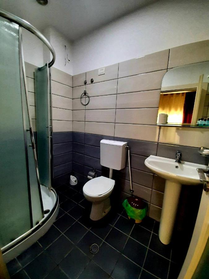 Hotel Vila Giorgio Shkodër Buitenkant foto